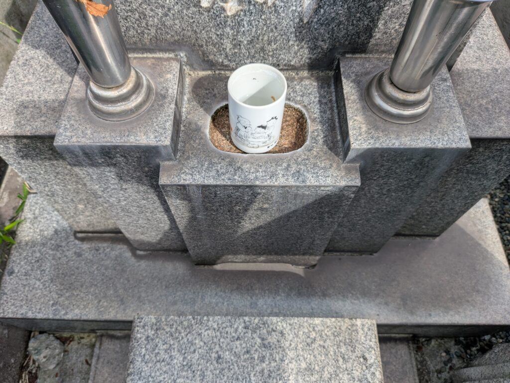 徹底クリーニングの作業前:水鉢・花立てまわり